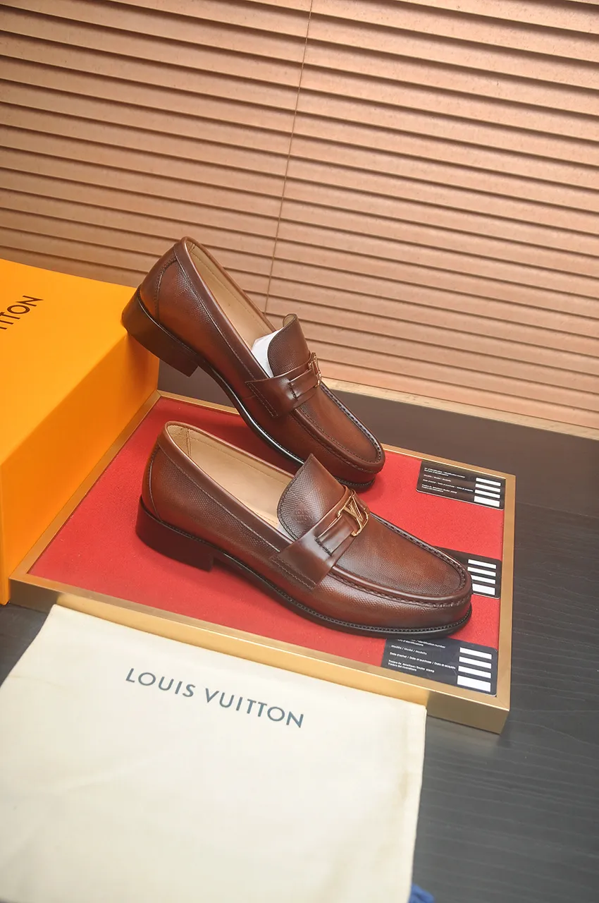 Men's men's shoes 💰540💶 [LV] (original single cowhide lining) 🍀LV's latest genuine leather business suit shoes are launched simultaneously on the official website. The first-layer cowhide imported from Italy is made of heavy gold, 💥official website 1:1 rubber outsole. Versatile to wear, high-end without losing class, and the color combination is extraordinary. This four-season style is alluring when worn on your feet, showing off your big-name flair. Standard code 39-45 (45 customized)